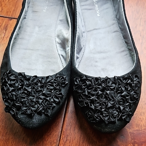 Black Floral Women's Flats - Picture 6 of 8
